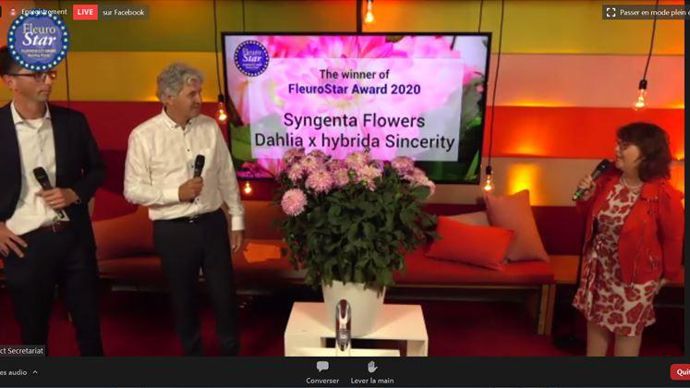Michael Kester, responsable de Syngenta Flowers et Ronald Snijder, sélectionneur de ce dahlia, ont reçu le trophée de la part de Sally van der Horst, secrétaire générale de Fleuroselect. ©Fleuroselect